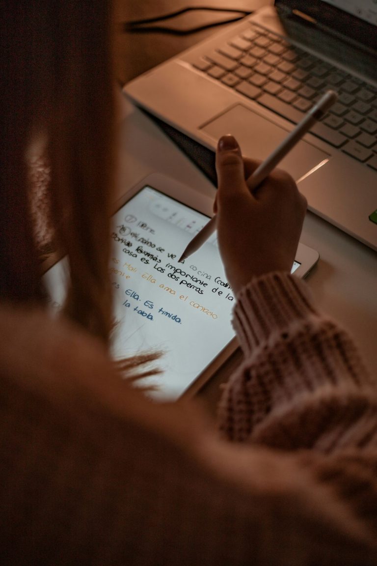 A child writing in Spanish on an electronic tablet